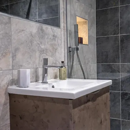 The Quadrant - The King Apartment